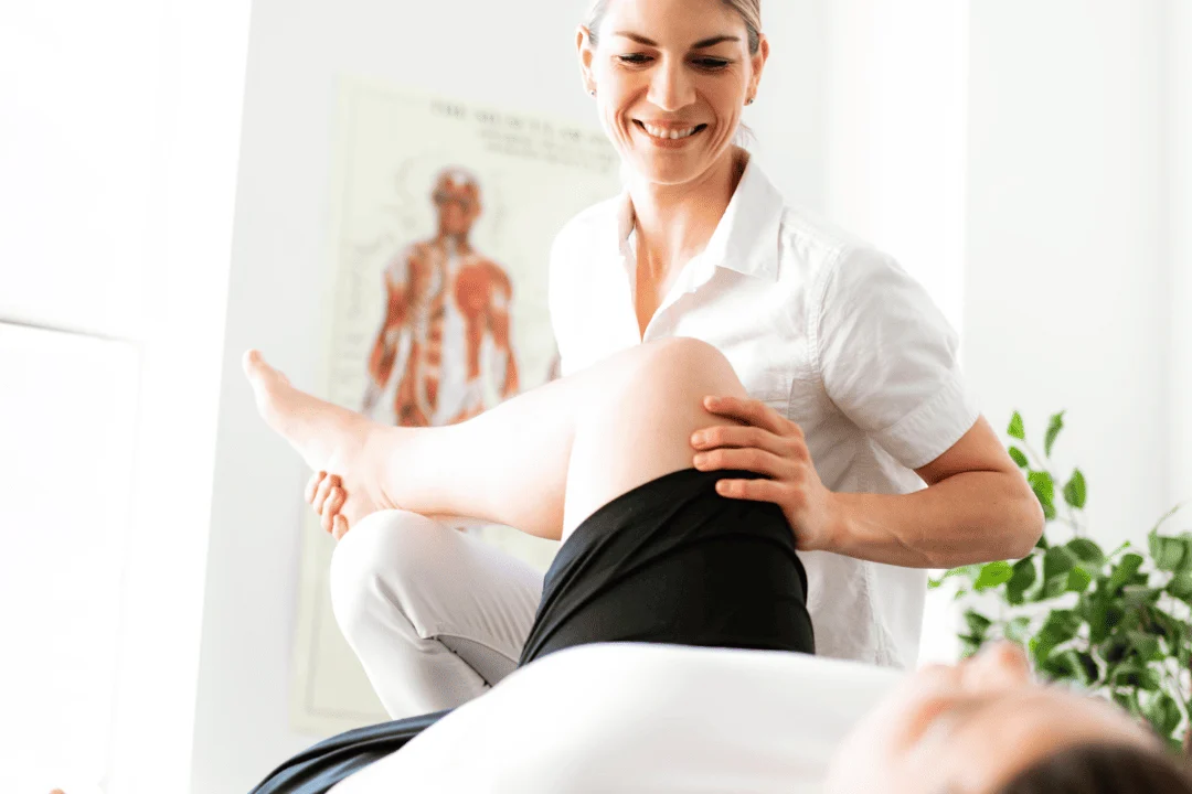 Physiotherapie Lutherstadt Wittenberg Behandlung Eine Person erhält eine körperliche Behandlung, während sie auf einer Liege liegt in der Physiotherapie Lutherstadt Wittenberg.
