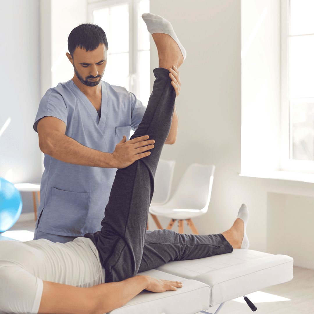 Physiotherapie Termin Wittenberg Massage Ein Physiotherapeut dehnt das Bein eines Patienten auf einer Liege.